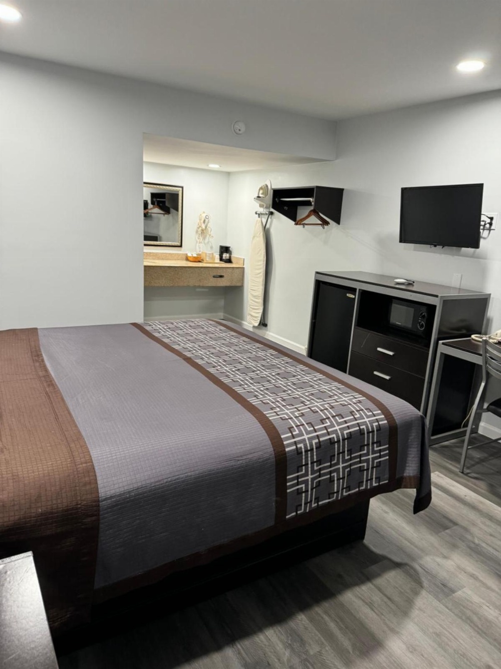 Continental Inn and Suites